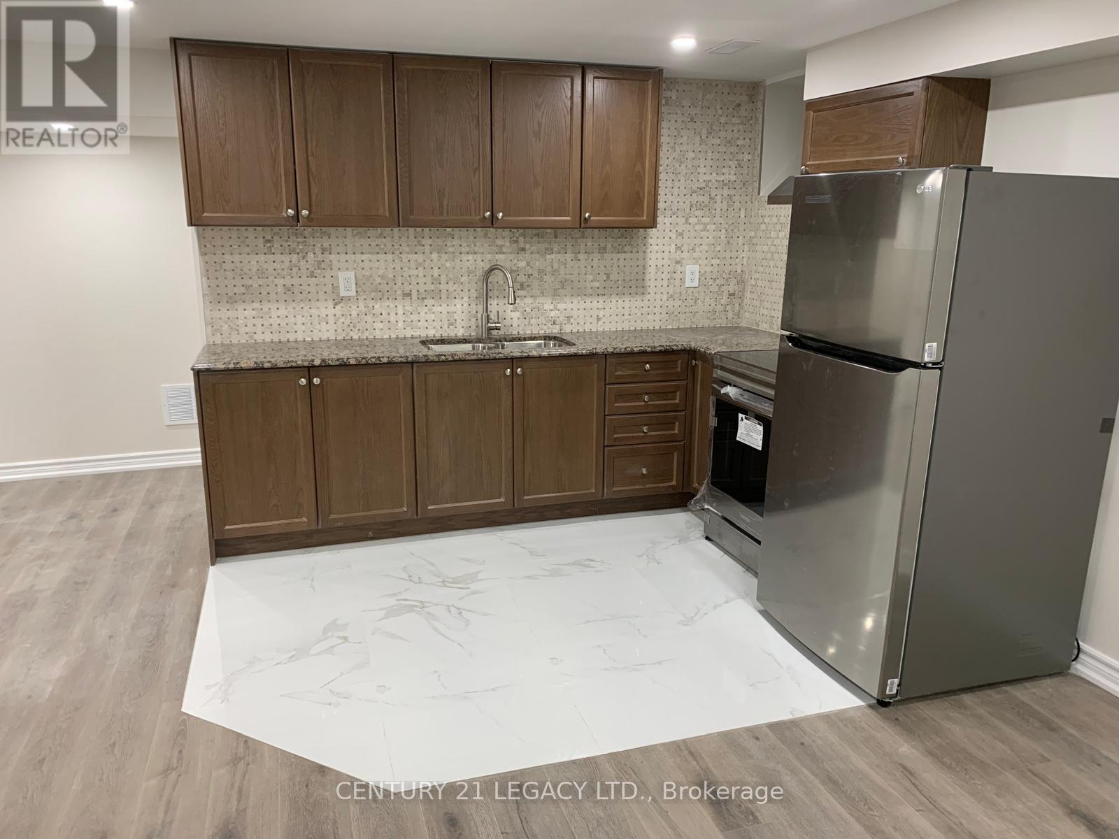 32 Helderman Street, Caledon, Ontario  L7C 4B7 - Photo 4 - W12471913