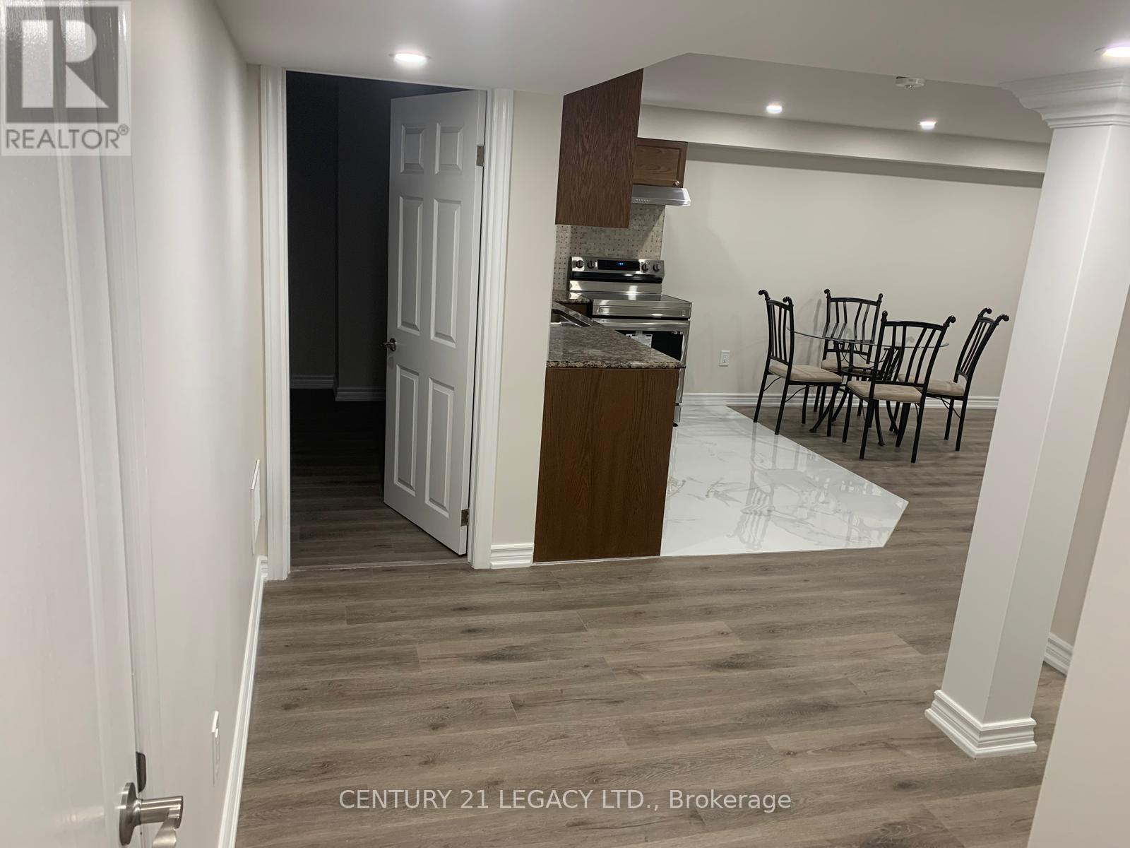 32 Helderman Street, Caledon, Ontario  L7C 4B7 - Photo 6 - W12471913