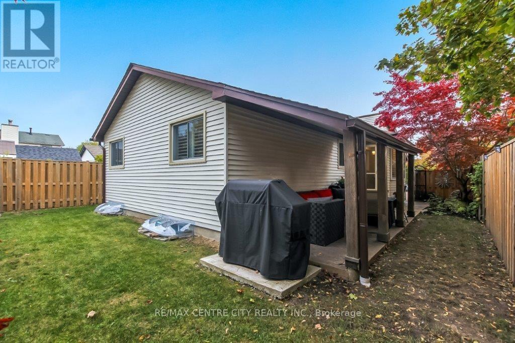 2 Aldersbrook Crescent, London North, Ontario  N6G 3R3 - Photo 4 - X12472097