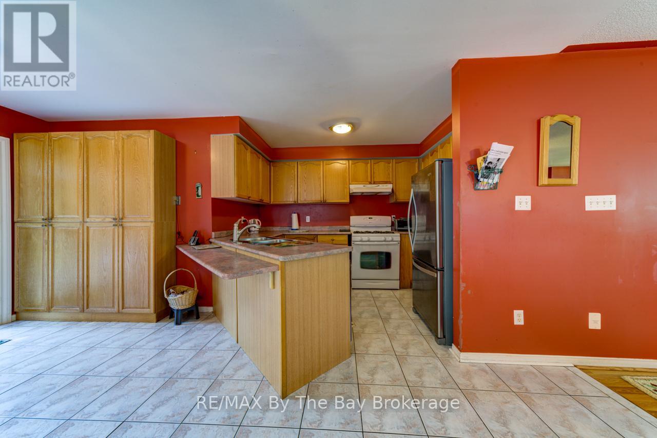 26 Timberland Crescent, Wasaga Beach, Ontario  L9Z 1G7 - Photo 10 - S12472085