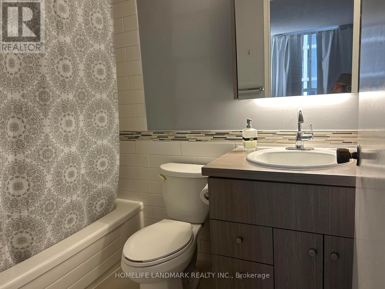 1204 - 633 Bay Street, Toronto, Ontario  M5G 2G4 - Photo 16 - C12472014