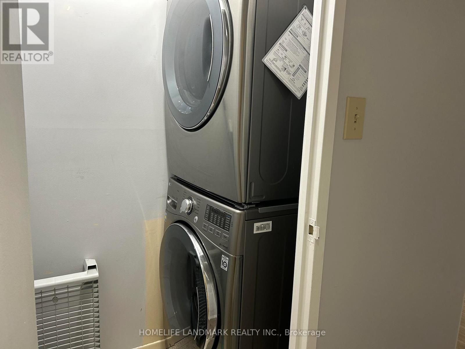 1204 - 633 Bay Street, Toronto, Ontario  M5G 2G4 - Photo 17 - C12472014