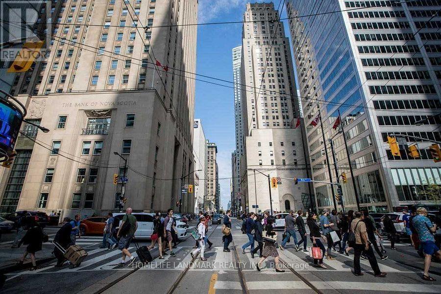 1204 - 633 Bay Street, Toronto, Ontario  M5G 2G4 - Photo 3 - C12472014