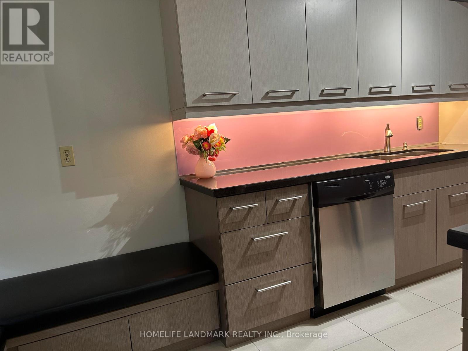 1204 - 633 Bay Street, Toronto, Ontario  M5G 2G4 - Photo 8 - C12472014