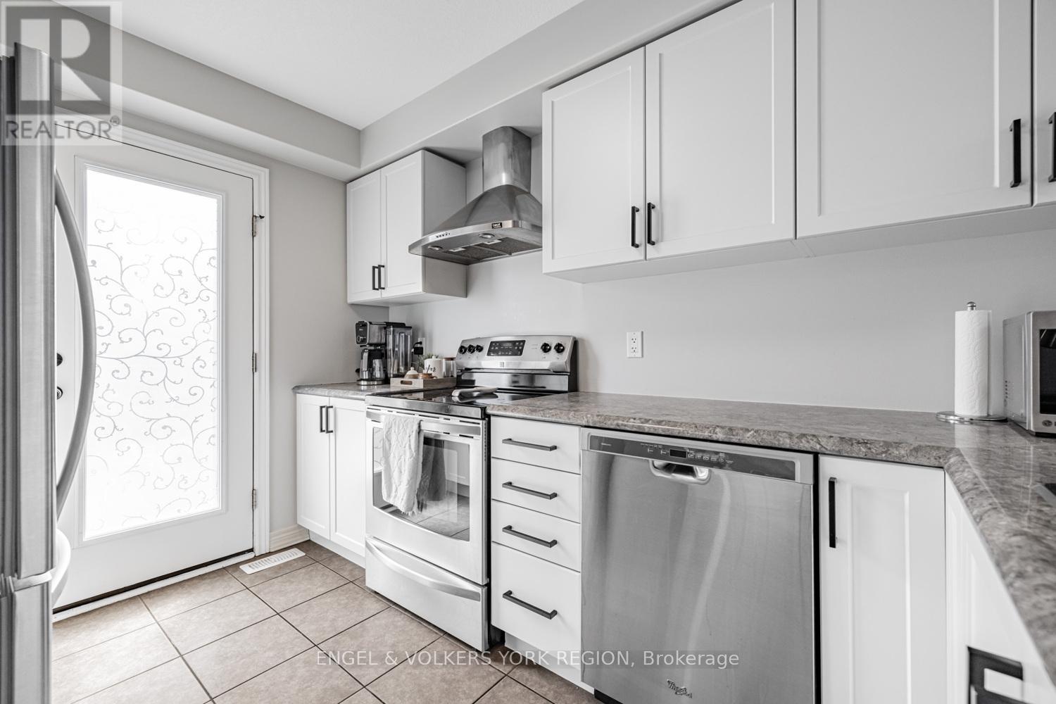 176 Banting Crescent, Essa (Angus), Ontario  L3W 0P3 - Photo 18 - N12472052