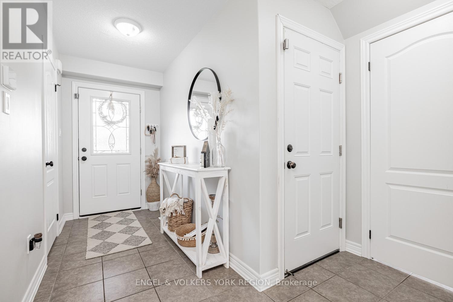 176 Banting Crescent, Essa (Angus), Ontario  L3W 0P3 - Photo 5 - N12472052