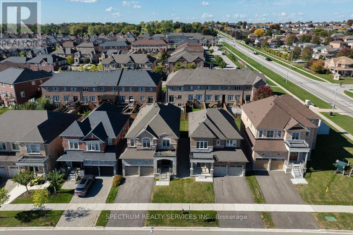 12 Barrow Avenue, Bradford West Gwillimbury, Ontario  L3Z 0W1 - Photo 1 - N12463719