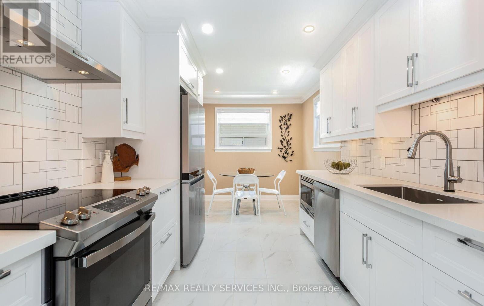 17 Croydon Court, Brampton, Ontario  L6T 1Y3 - Photo 6 - W12472029