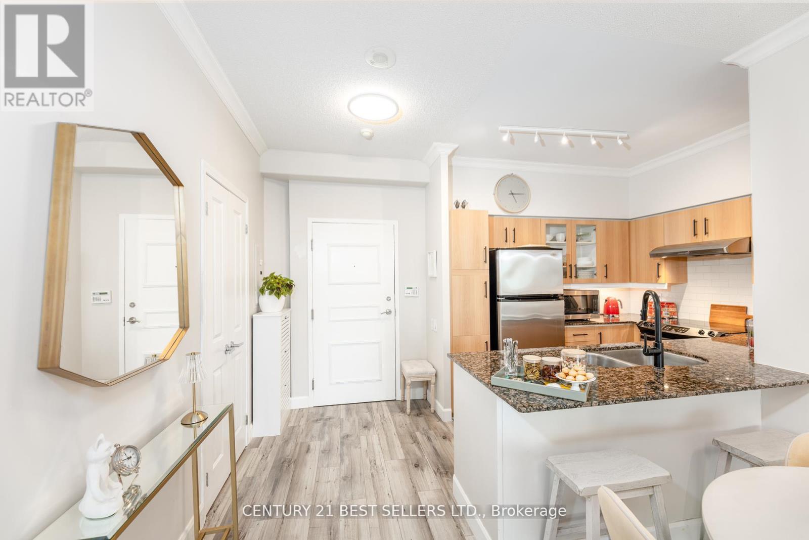 609 - 15 Windermere Avenue, Toronto, Ontario  M6S 5A2 - Photo 5 - W12472047