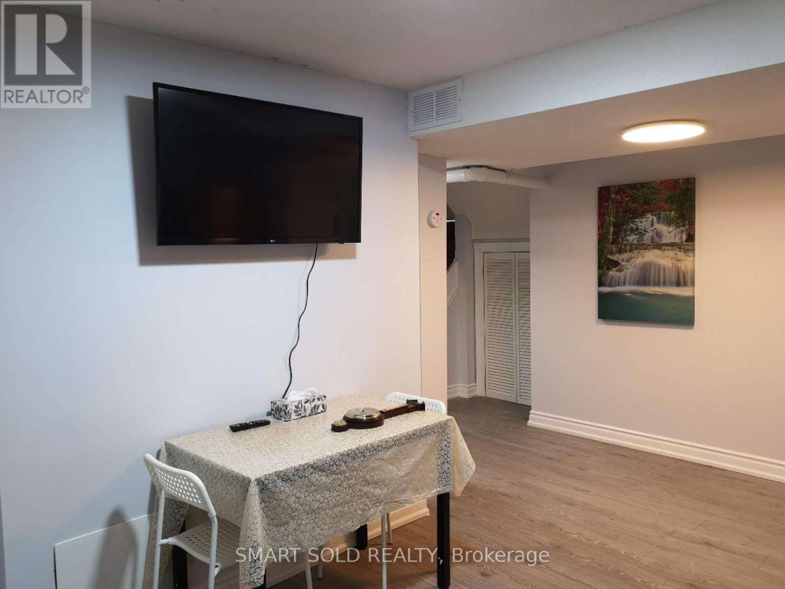 1184 Barleymow St Street, Mississauga, Ontario  L5V 1P1 - Photo 4 - W12472054