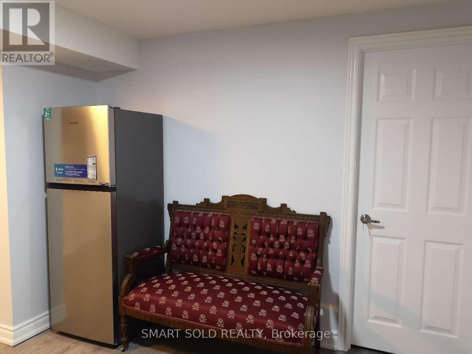 1184 Barleymow St Street, Mississauga, Ontario  L5V 1P1 - Photo 5 - W12472054