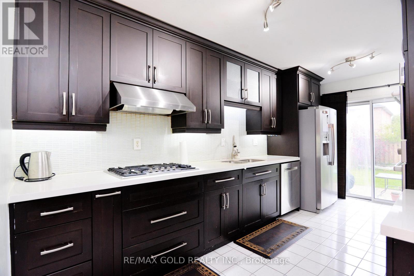 29 Trailridge Drive, Brampton, Ontario  L6X 4M7 - Photo 11 - W12472072