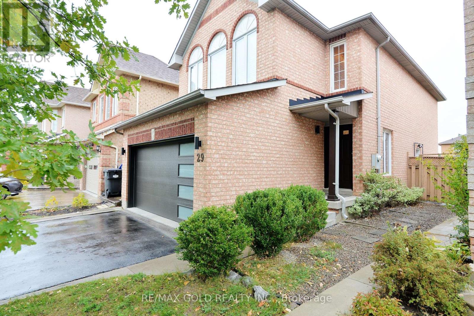 29 Trailridge Drive, Brampton, Ontario  L6X 4M7 - Photo 2 - W12472072