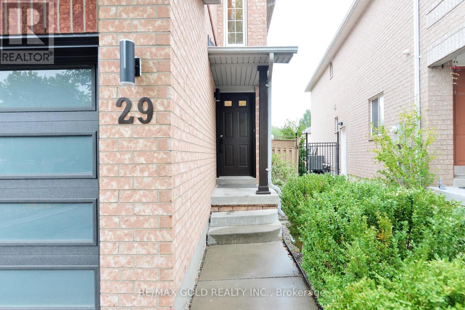 29 Trailridge Drive, Brampton, Ontario  L6X 4M7 - Photo 3 - W12472072