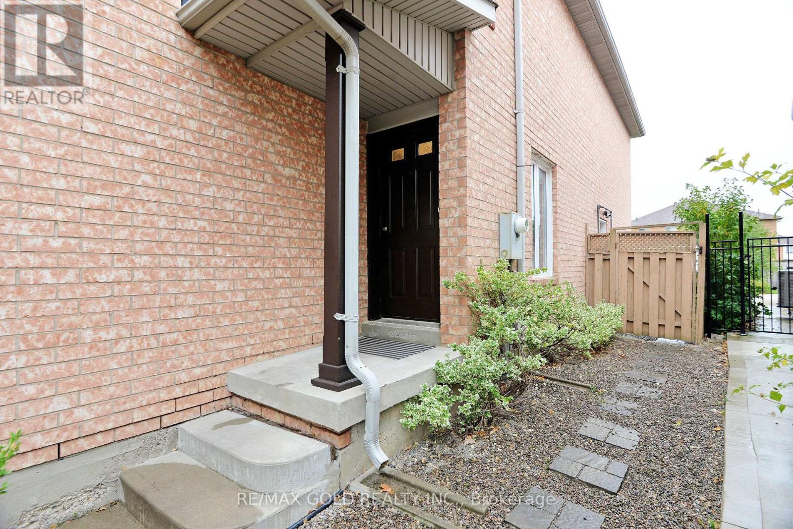 29 Trailridge Drive, Brampton, Ontario  L6X 4M7 - Photo 4 - W12472072