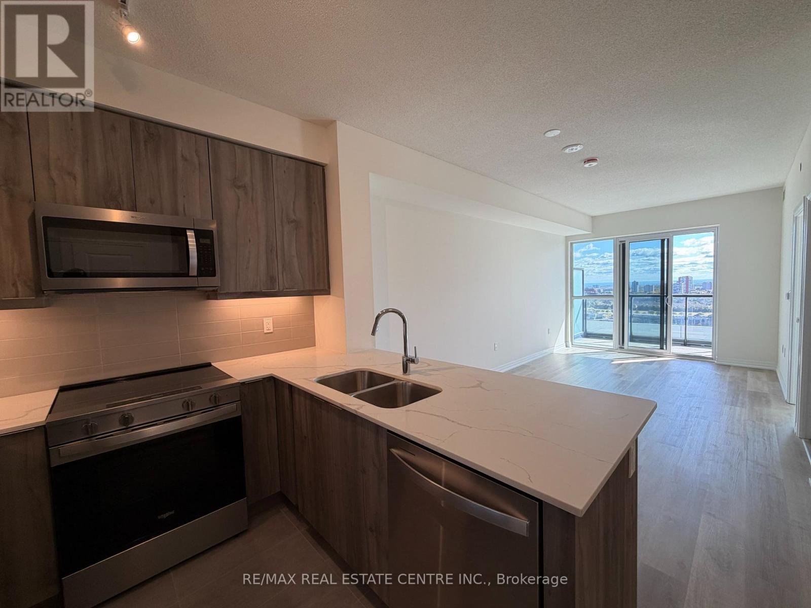 1703 - 15 Watergarden Drive, Mississauga, Ontario  L5R 0H4 - Photo 2 - W12472096