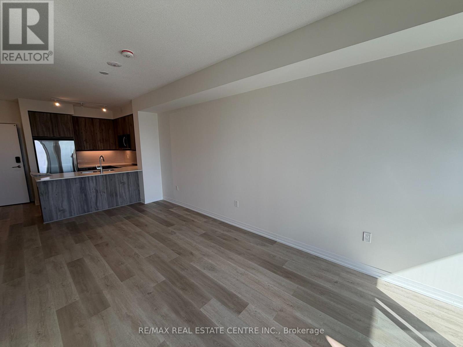 1703 - 15 Watergarden Drive, Mississauga, Ontario  L5R 0H4 - Photo 4 - W12472096