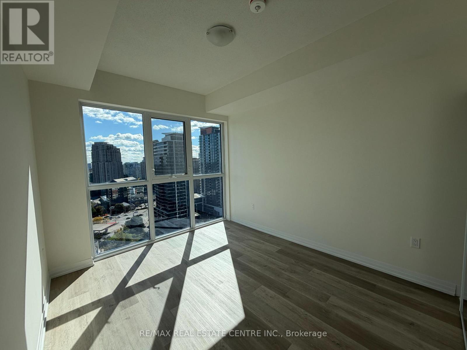 1703 - 15 Watergarden Drive, Mississauga, Ontario  L5R 0H4 - Photo 5 - W12472096