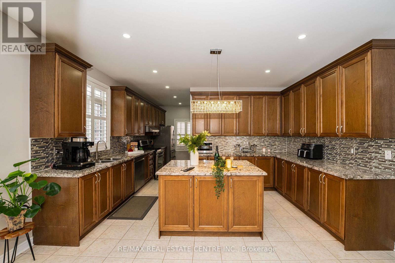 60 Sleightholme Crescent, Brampton, Ontario  L6P 3E7 - Photo 18 - W12472121