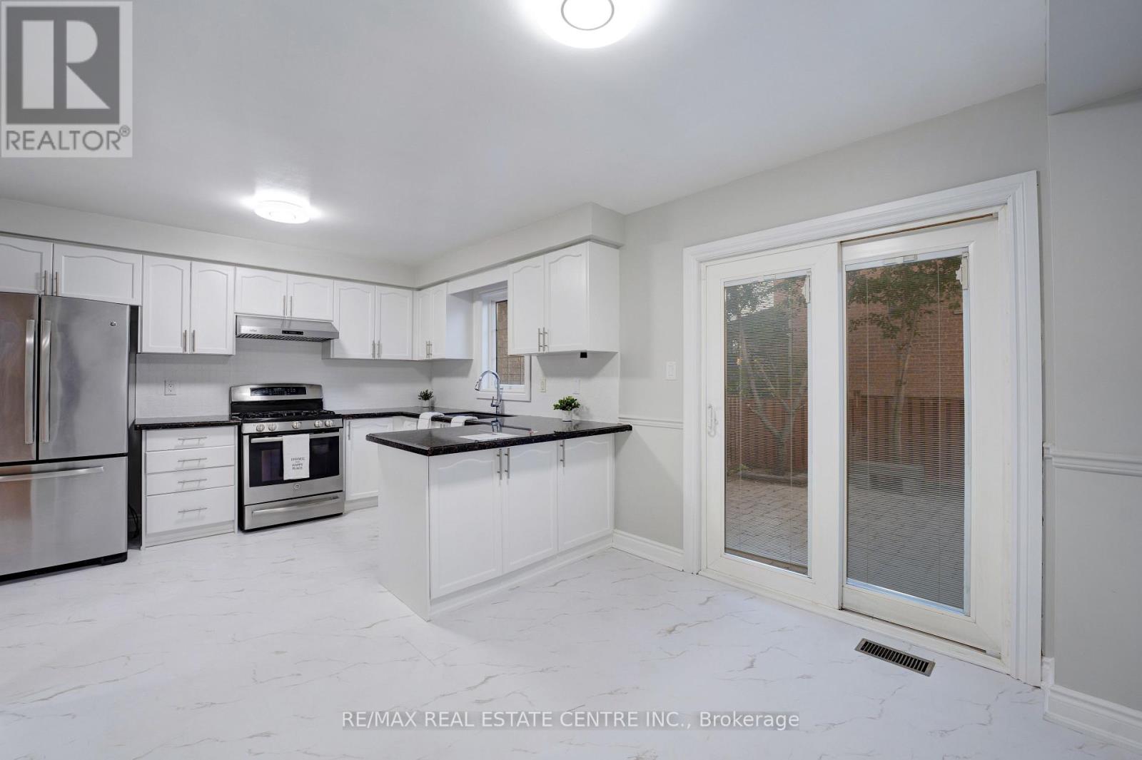 9 Amethyst Circle S, Brampton, Ontario  L6P 0Z7 - Photo 8 - W12472126