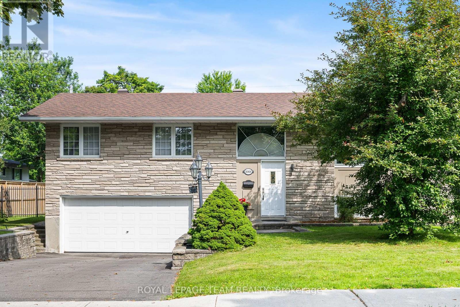 2001 Bel-Air Drive, Ottawa, Ontario  K2C 0X1 - Photo 2 - X12472193