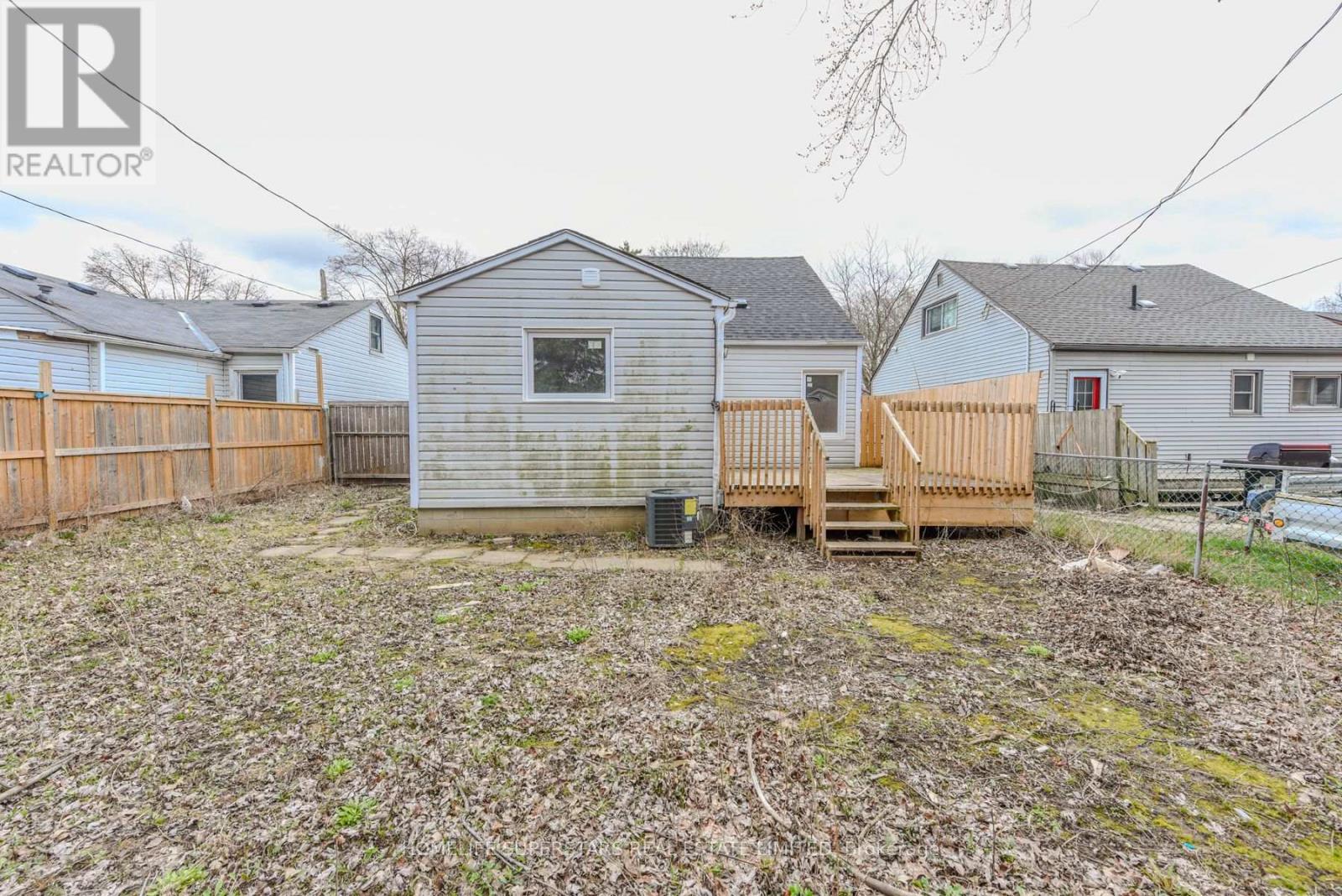 15 Dover Road, Welland, Ontario  L3B 2T7 - Photo 15 - X12472041