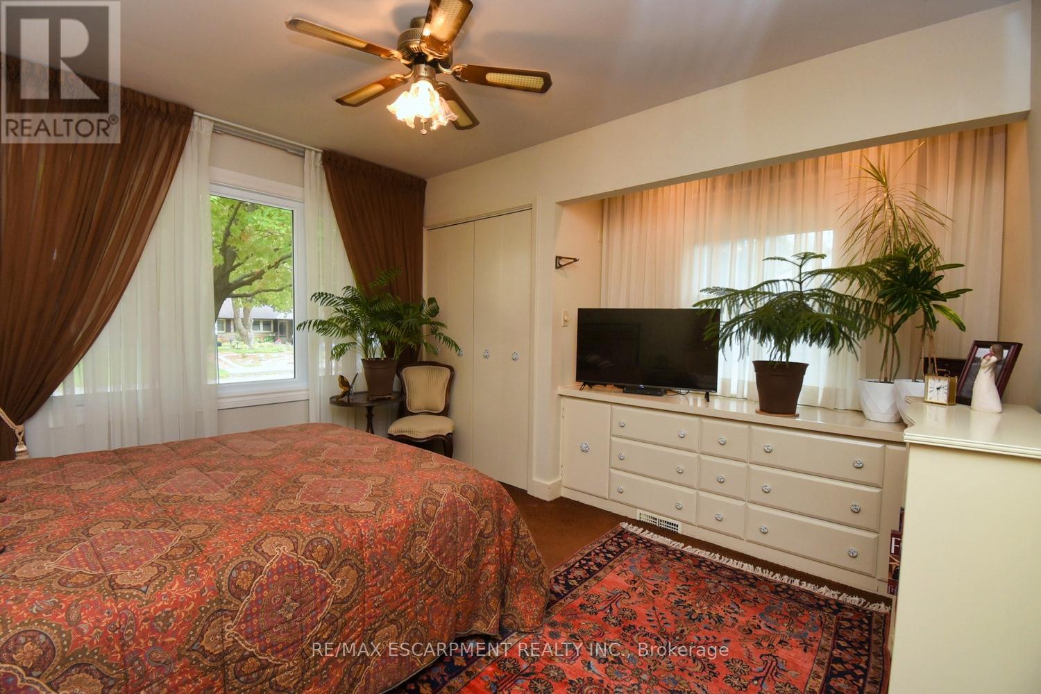 32 Grant Boulevard, Hamilton, Ontario  L9H 4L7 - Photo 10 - X12472080