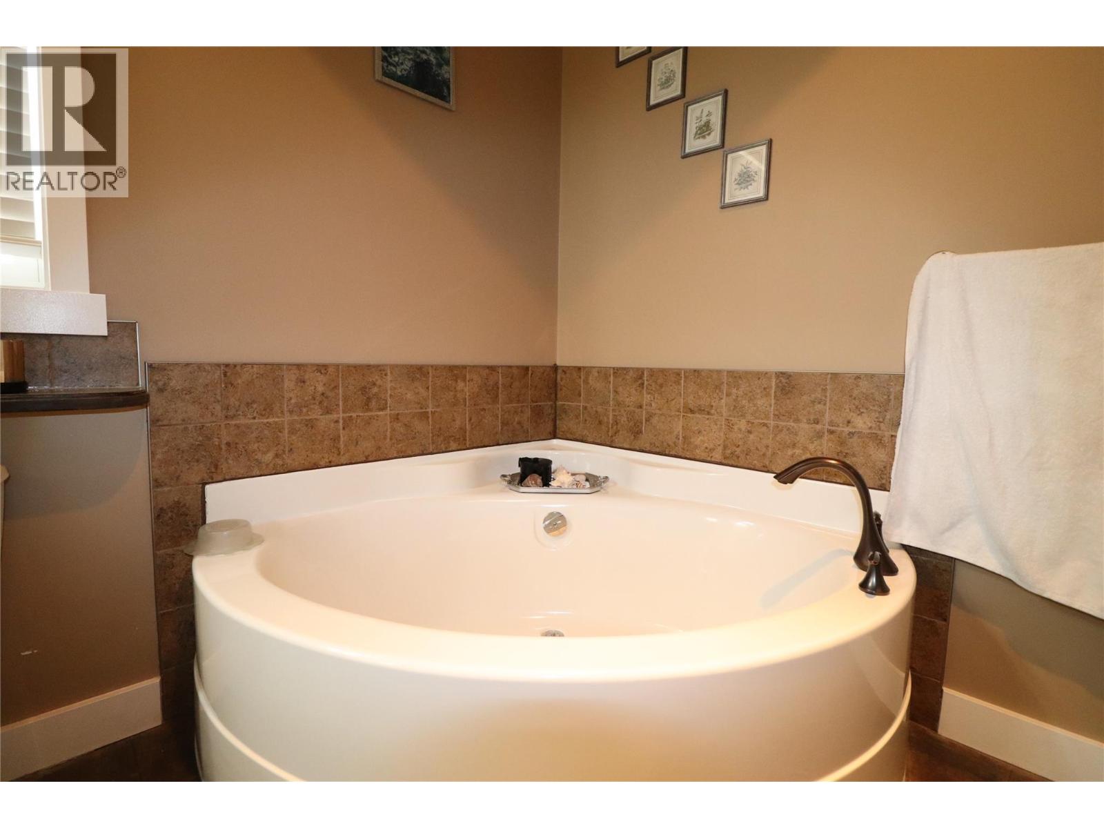 2311 Columbia Avenue, Trail, British Columbia  V1R 1L2 - Photo 37 - 10366204