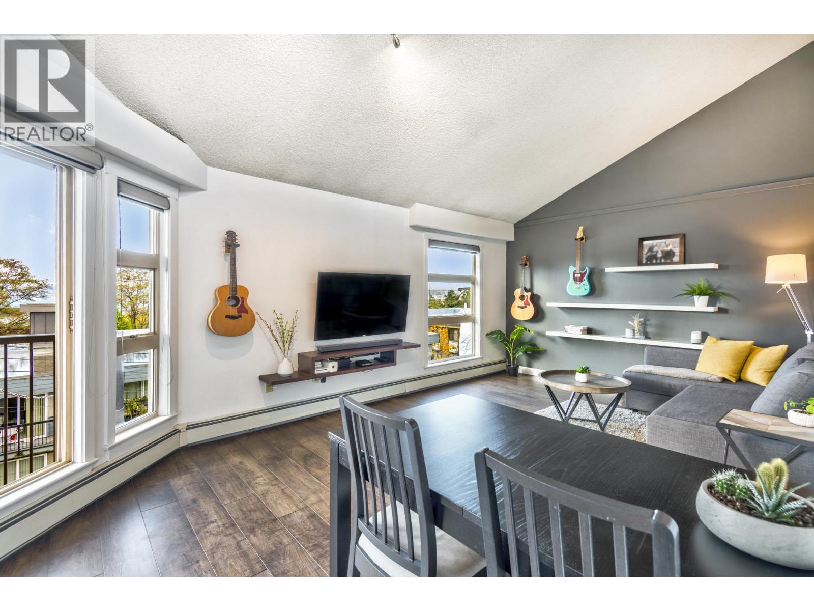 305 235 W 4TH STREET, North Vancouver, British Columbia