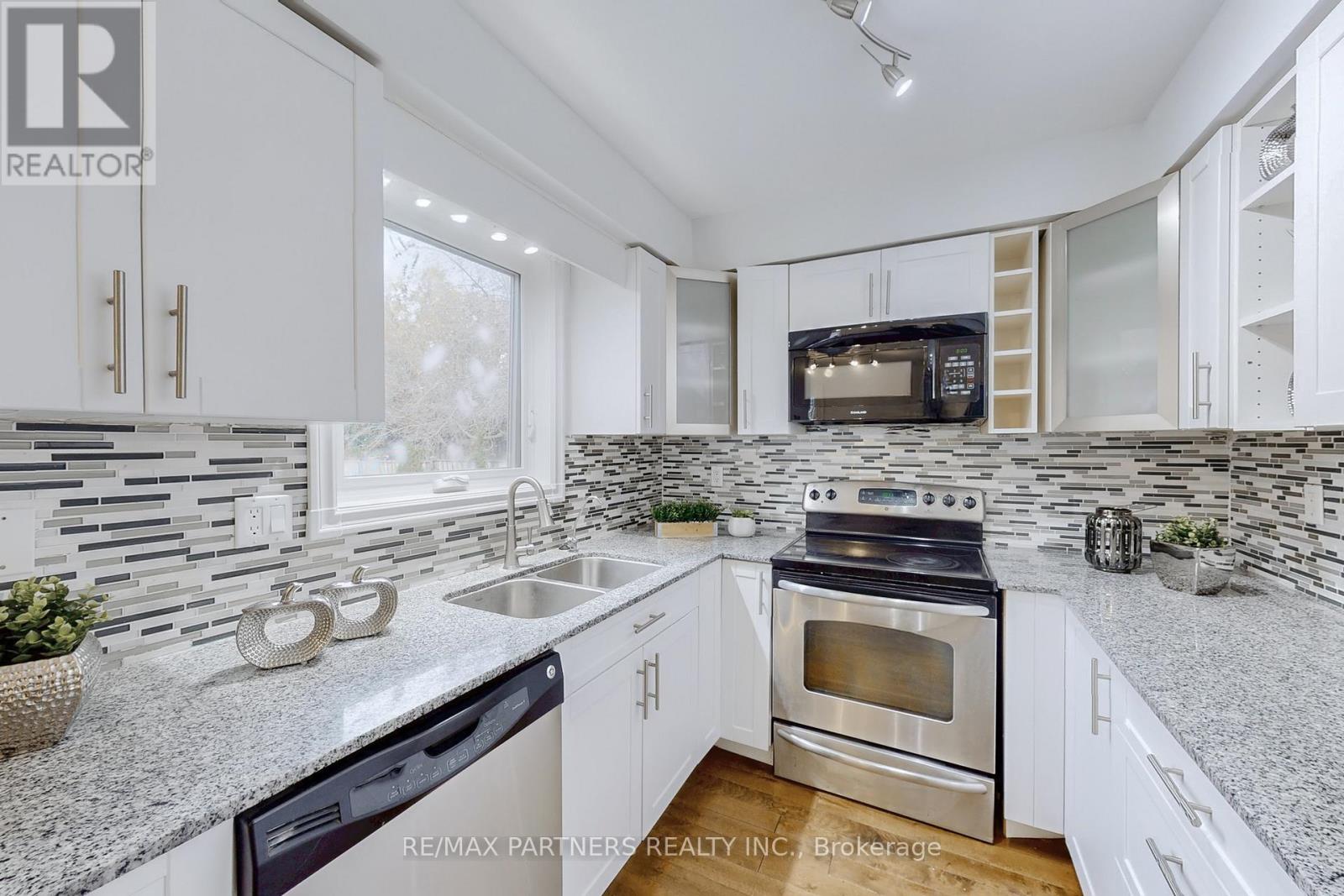 6 Geoffrey Crescent, Whitchurch-Stouffville (Stouffville), Ontario  L4A 5B9 - Photo 16 - N12469549