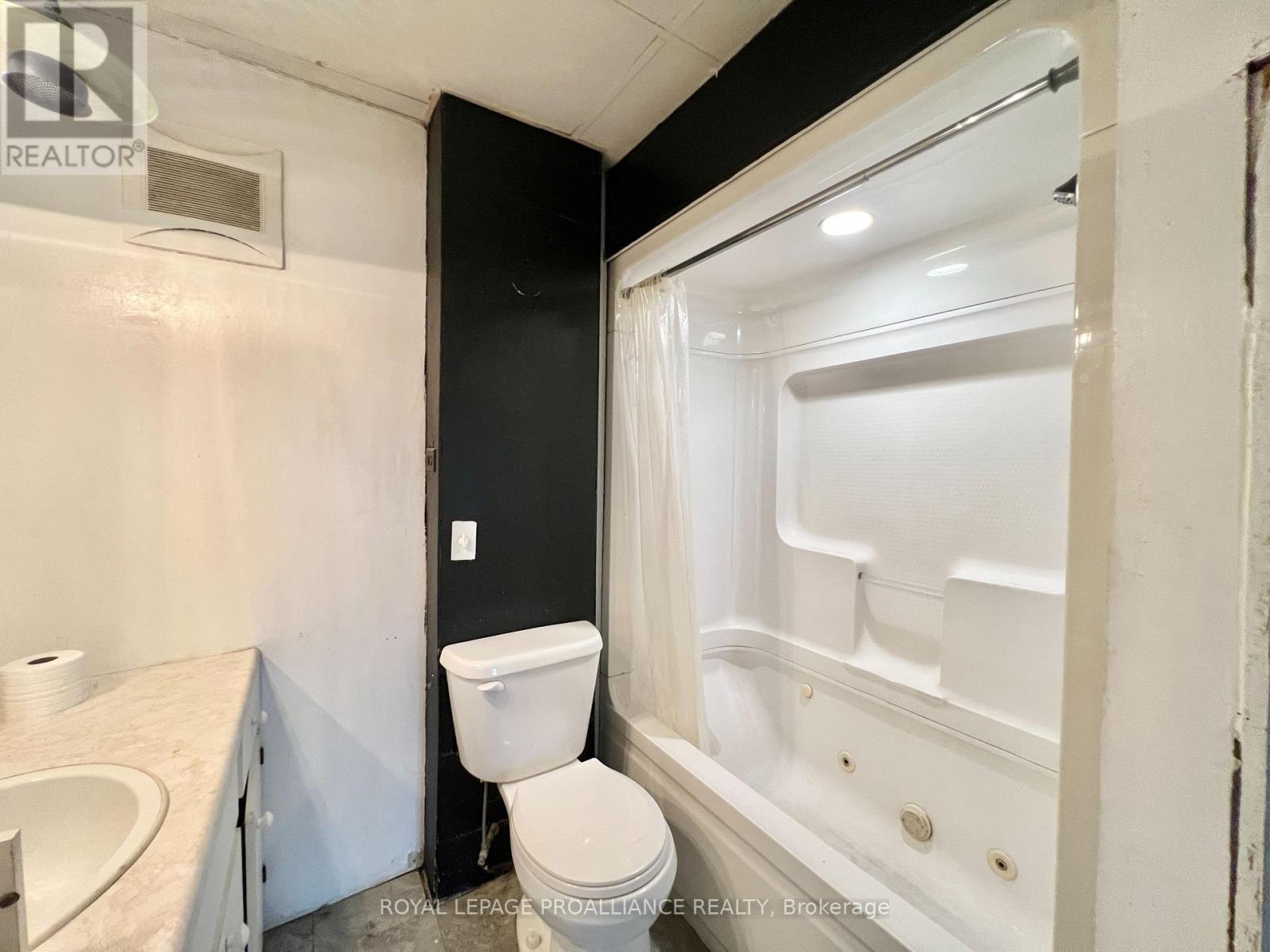 16124 Highway 62, Madoc, Ontario  K0K 2K0 - Photo 17 - X12423684