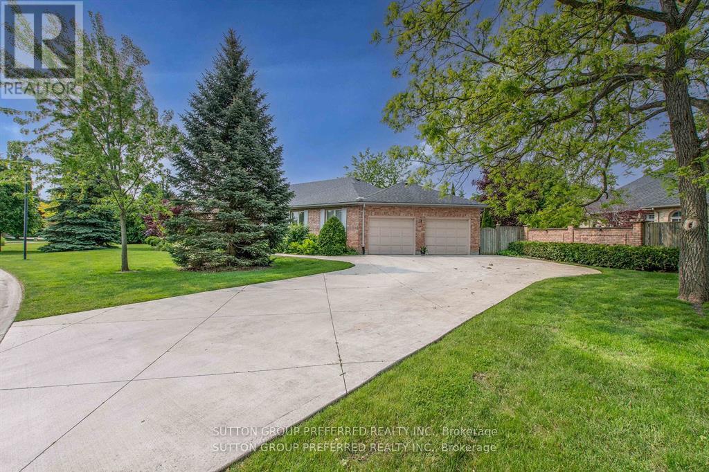 1 Highland Woods Court, London South, Ontario  N6C 5W9 - Photo 6 - X12467503