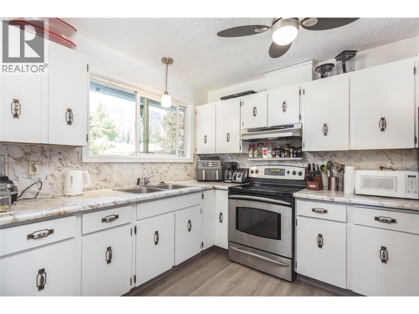 2284 Park Avenue, Lumby, British Columbia  V0E 2G0 - Photo 4 - 10366277