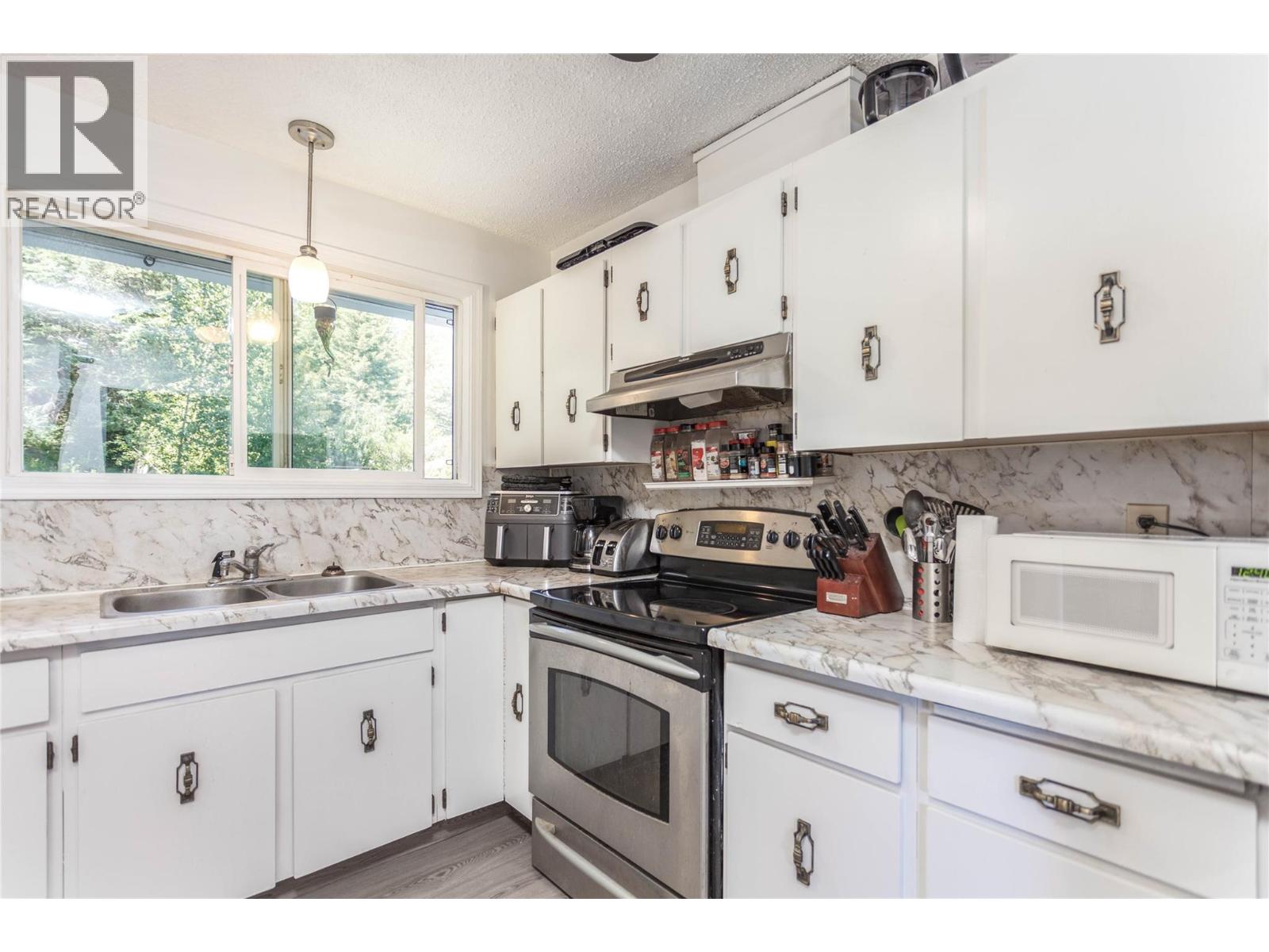 2284 Park Avenue, Lumby, British Columbia  V0E 2G0 - Photo 5 - 10366277