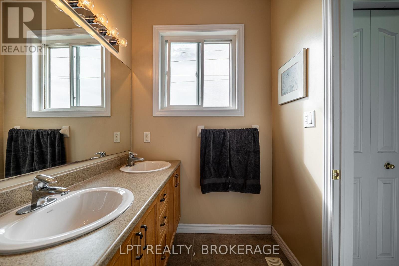 2073 Swanfield Street, Kingston (East Gardiners Rd), Ontario  K7M 0A9 - Photo 18 - X12472218