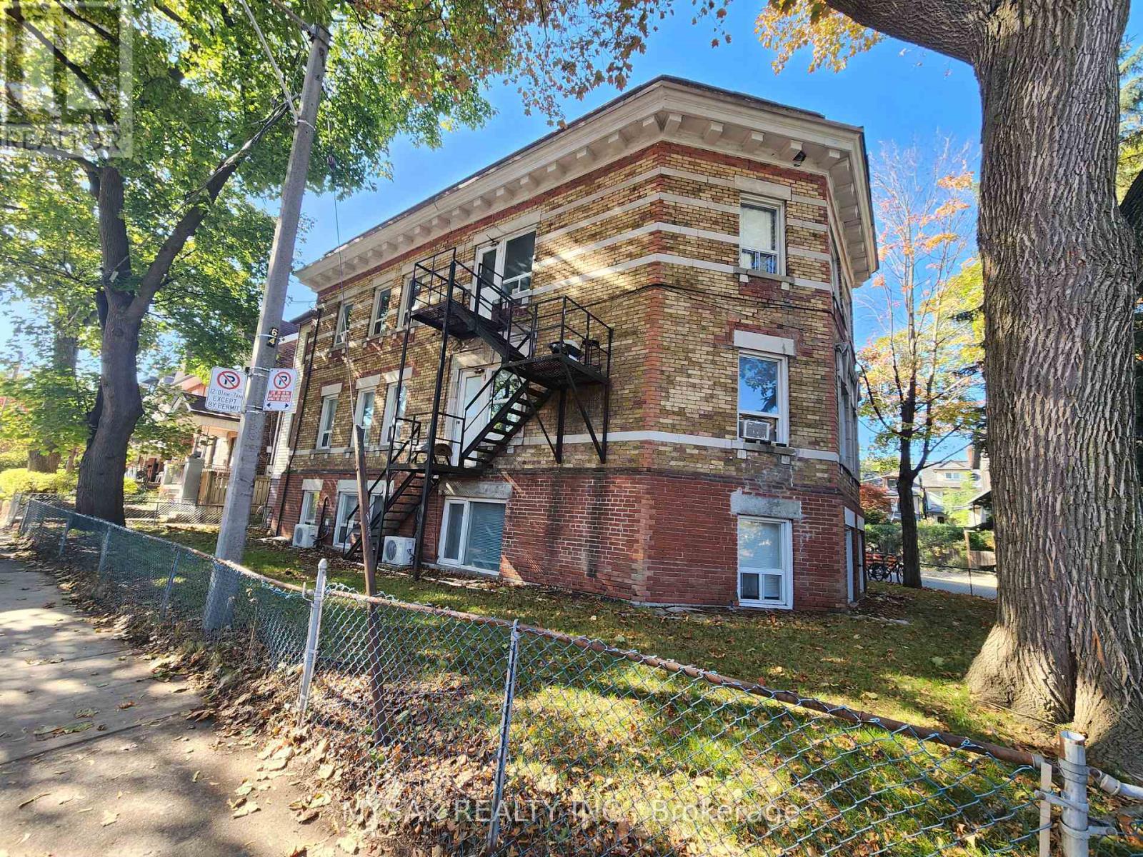 449 Crawford Street, Toronto, Ontario  M6G 3J7 - Photo 3 - C12472157