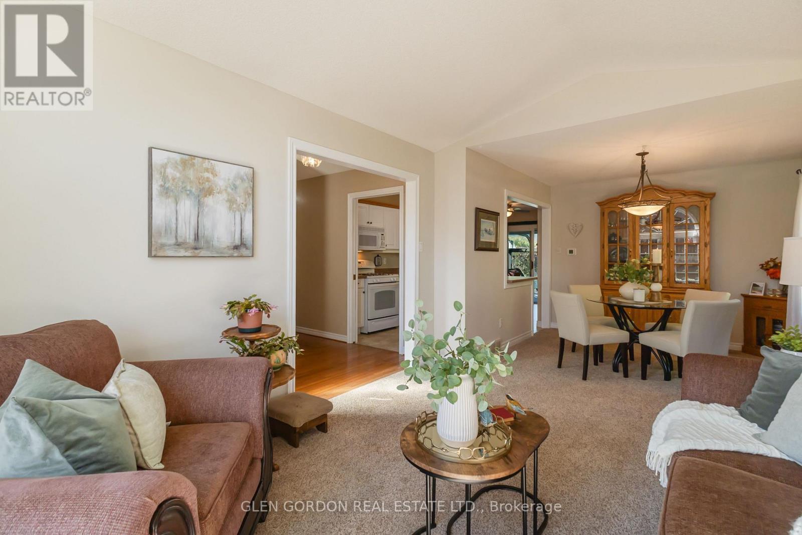 71 Parkview Crescent, Strathroy-Caradoc, Ontario  N7G 4A9 - Photo 11 - X12472280