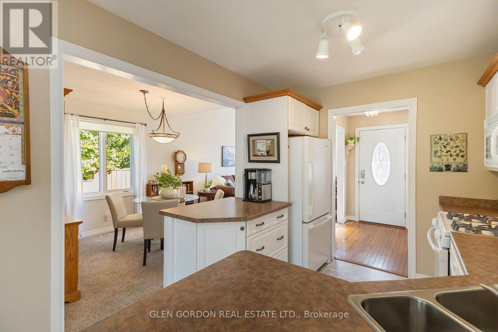 71 Parkview Crescent, Strathroy-Caradoc, Ontario  N7G 4A9 - Photo 15 - X12472280