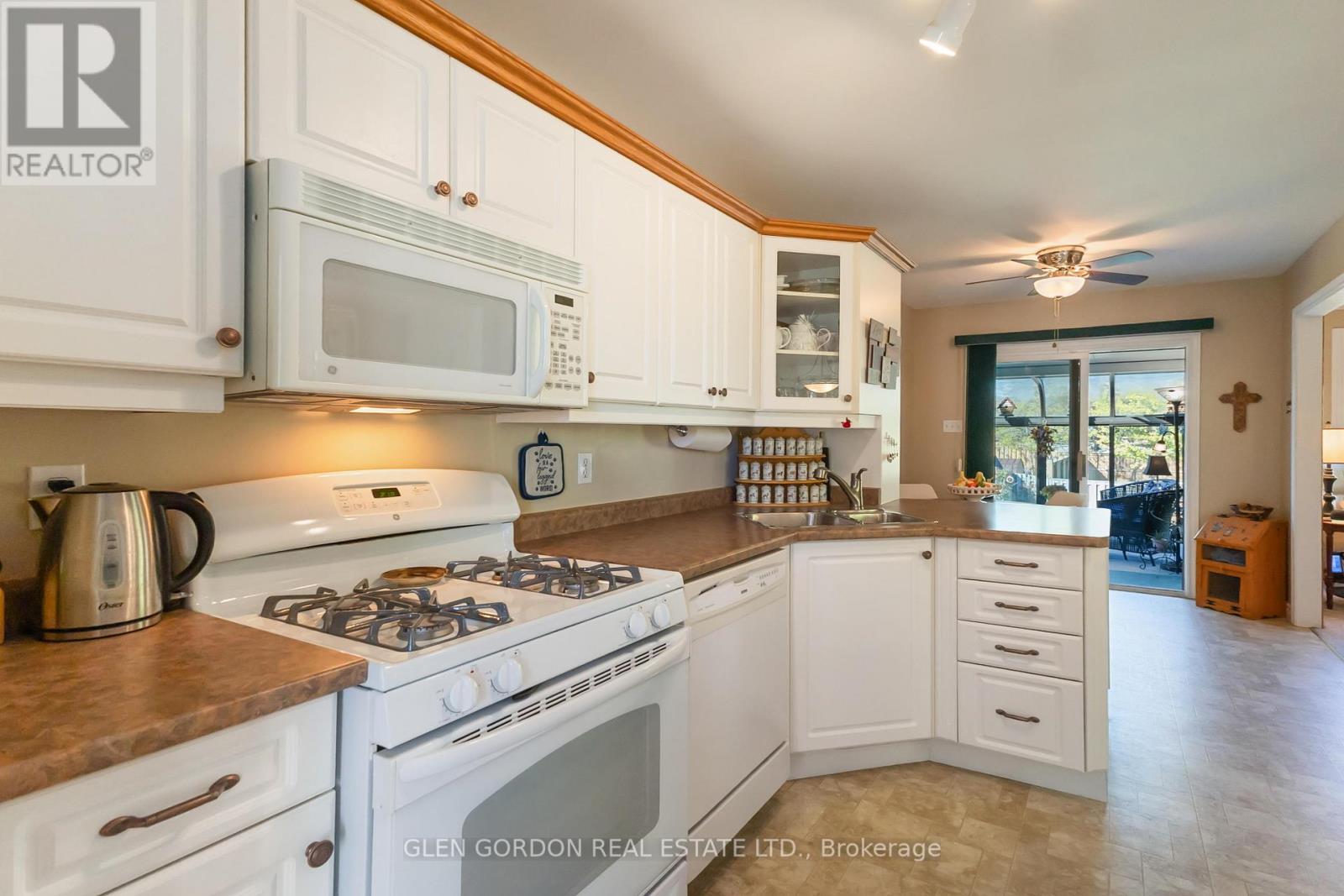71 Parkview Crescent, Strathroy-Caradoc, Ontario  N7G 4A9 - Photo 18 - X12472280