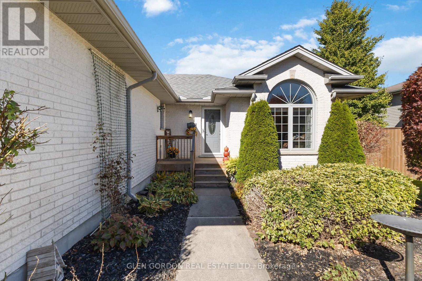 71 Parkview Crescent, Strathroy-Caradoc, Ontario  N7G 4A9 - Photo 3 - X12472280