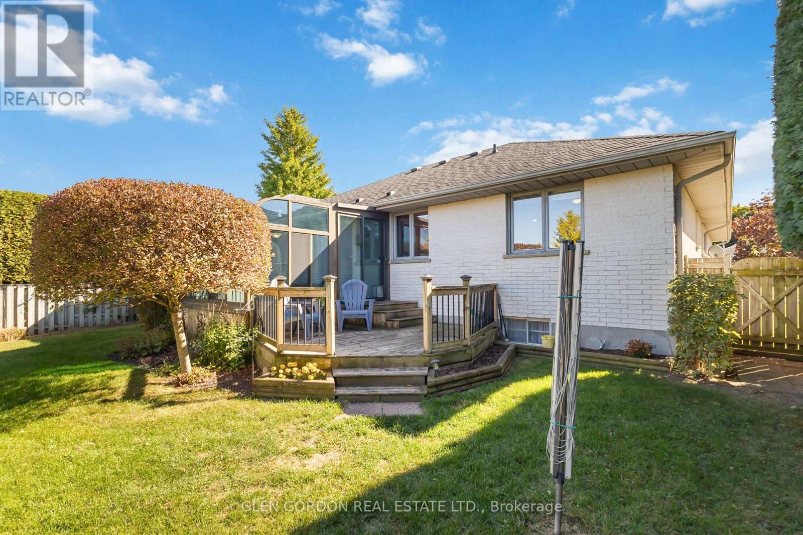 71 Parkview Crescent, Strathroy-Caradoc, Ontario  N7G 4A9 - Photo 39 - X12472280