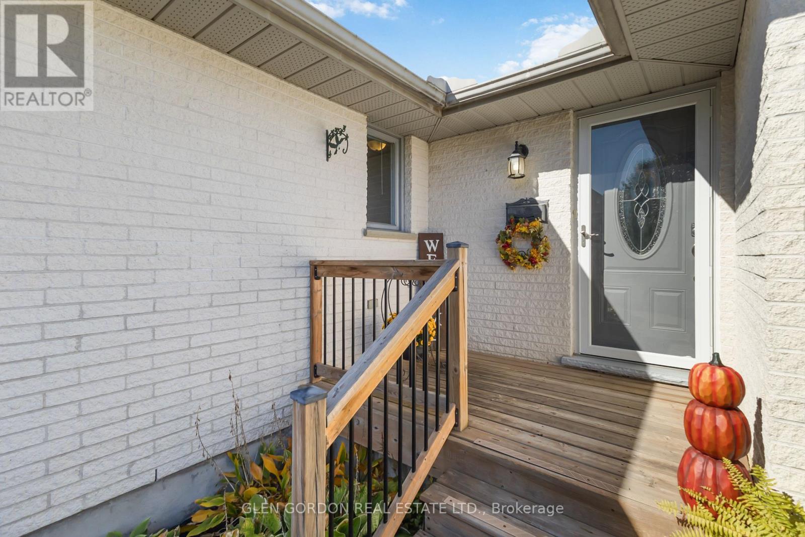 71 Parkview Crescent, Strathroy-Caradoc, Ontario  N7G 4A9 - Photo 5 - X12472280