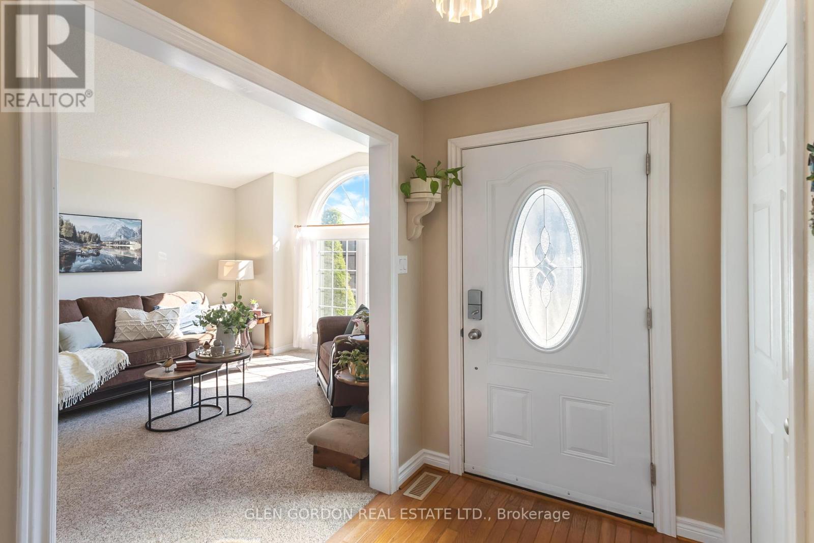 71 Parkview Crescent, Strathroy-Caradoc, Ontario  N7G 4A9 - Photo 6 - X12472280