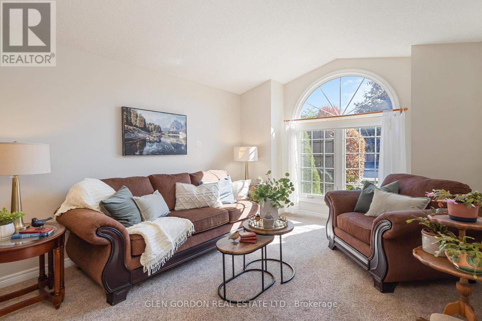 71 Parkview Crescent, Strathroy-Caradoc, Ontario  N7G 4A9 - Photo 8 - X12472280