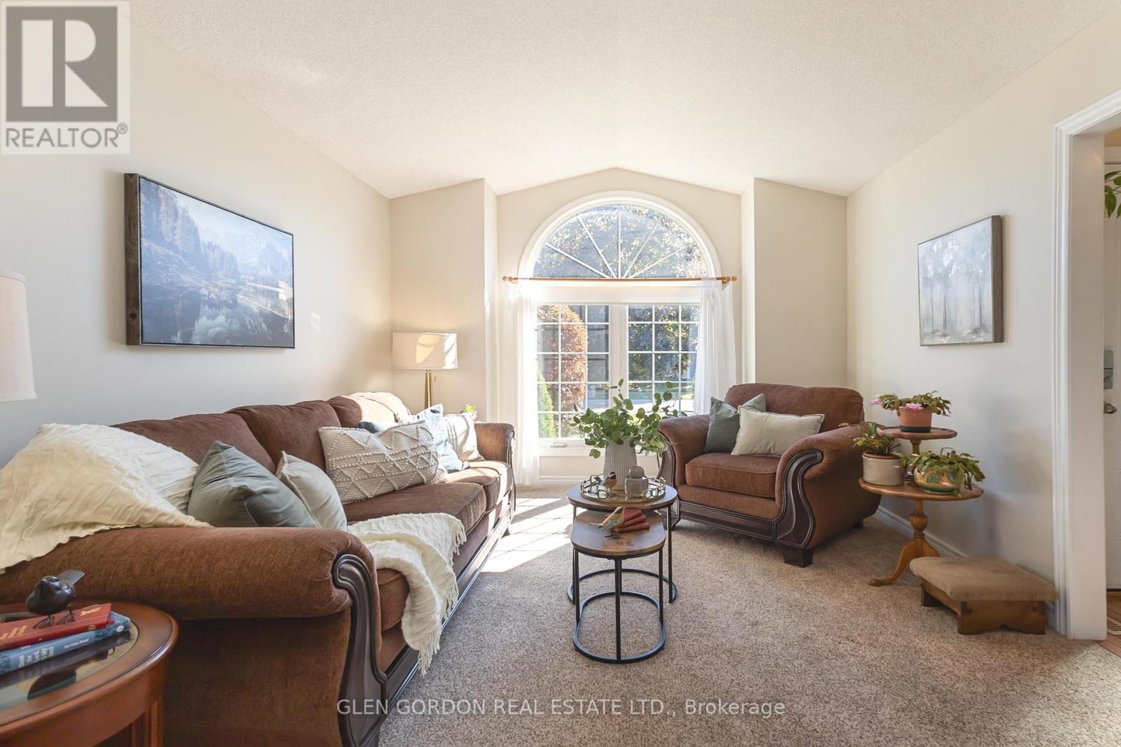 71 Parkview Crescent, Strathroy-Caradoc, Ontario  N7G 4A9 - Photo 9 - X12472280