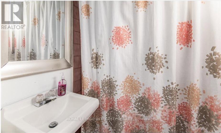 521 Chapel Street, Ottawa, Ontario  K1N 8A1 - Photo 12 - X12472292