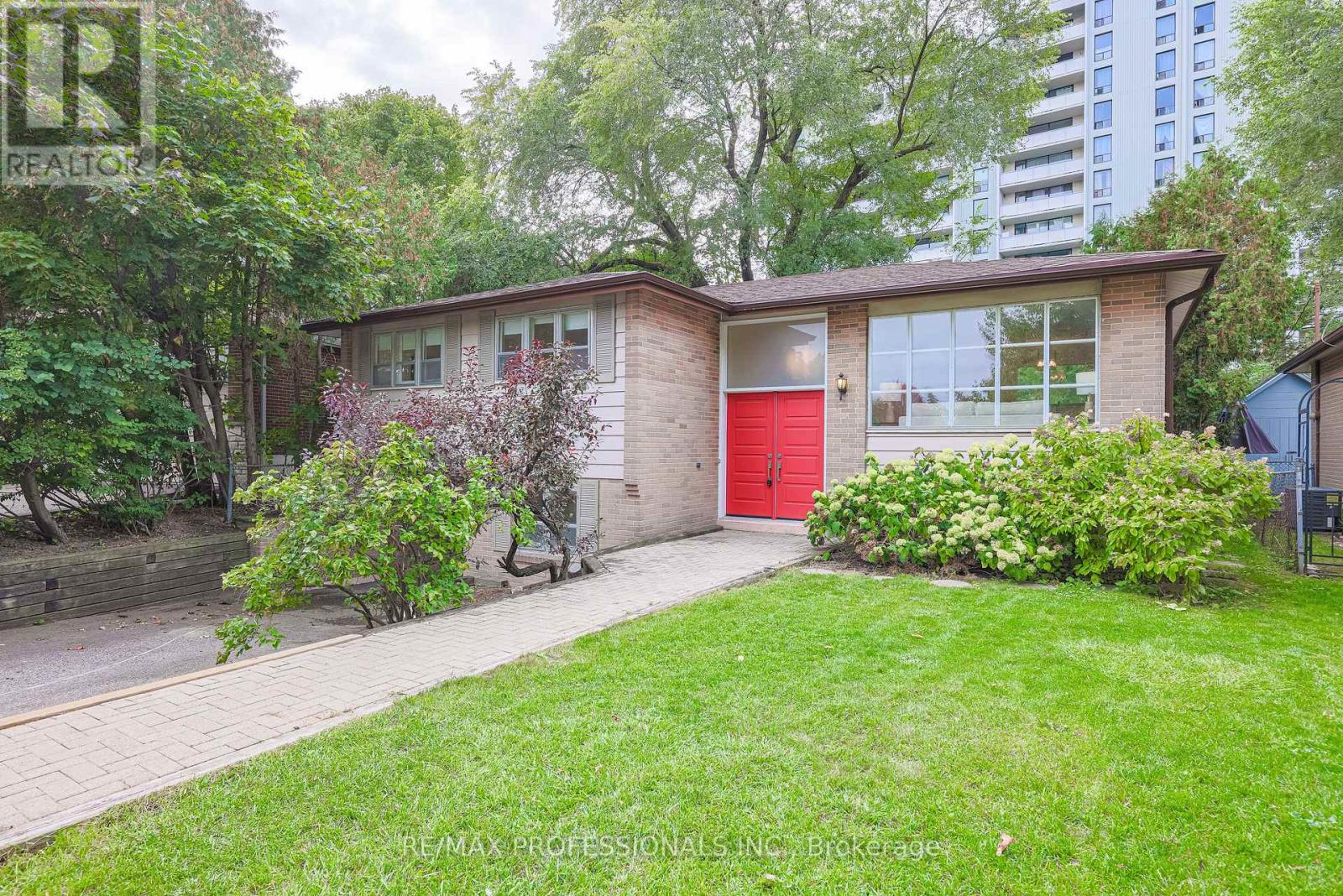 9 Donalbain Crescent, Markham (Royal Orchard), Ontario  L3T 3S3 - Photo 2 - N12472173