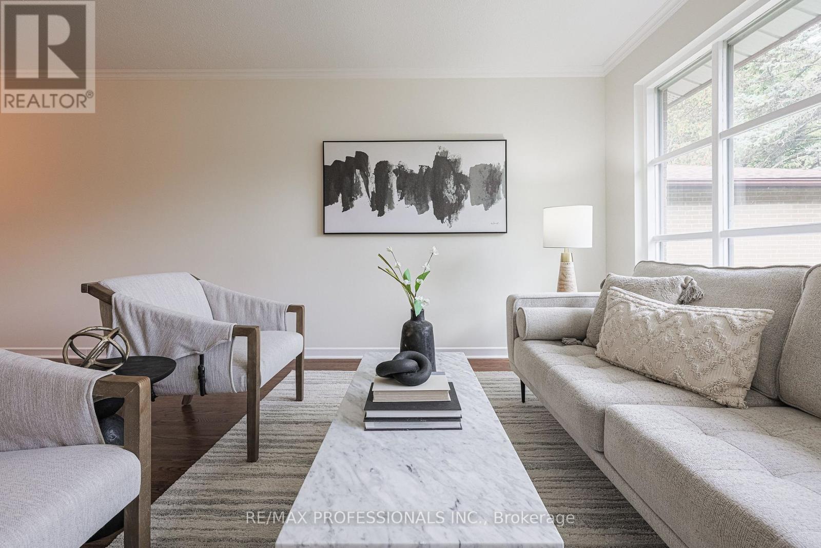 9 Donalbain Crescent, Markham (Royal Orchard), Ontario  L3T 3S3 - Photo 9 - N12472173