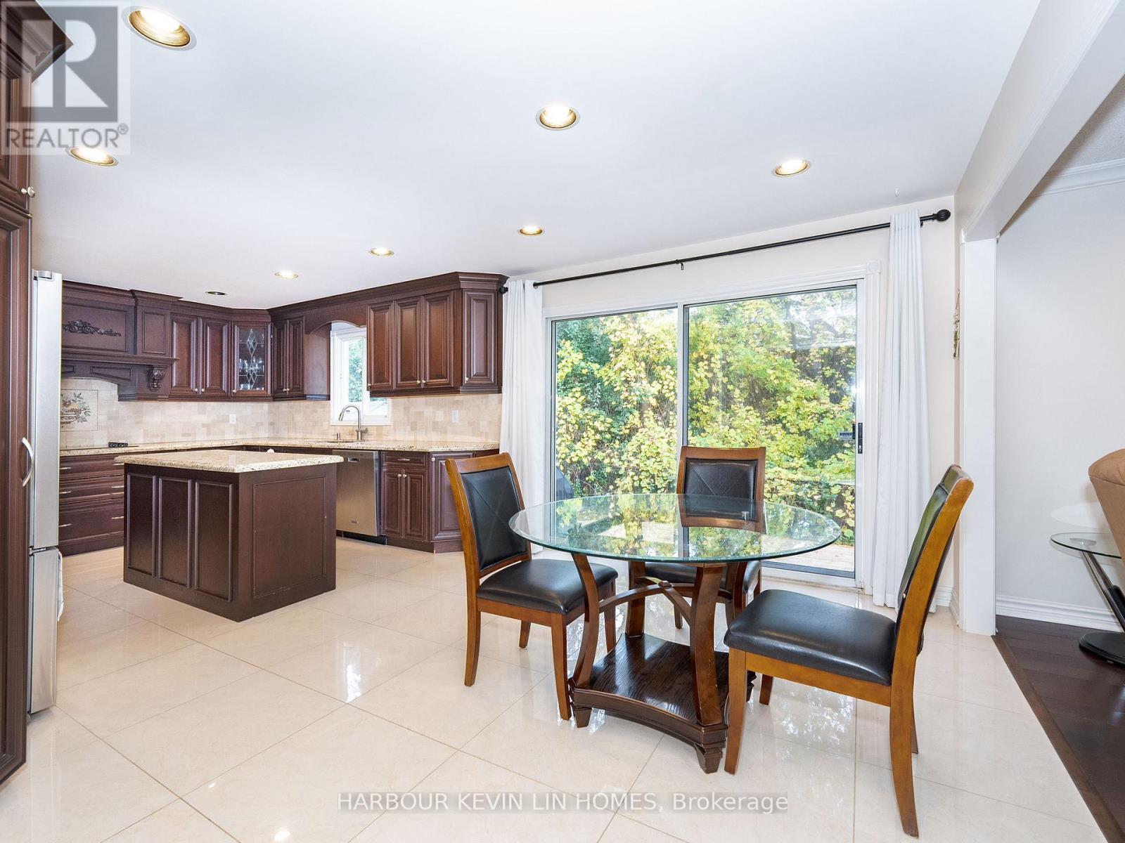 25 Pearl Gate Court, Richmond Hill, Ontario  L4B 2R2 - Photo 20 - N12472194