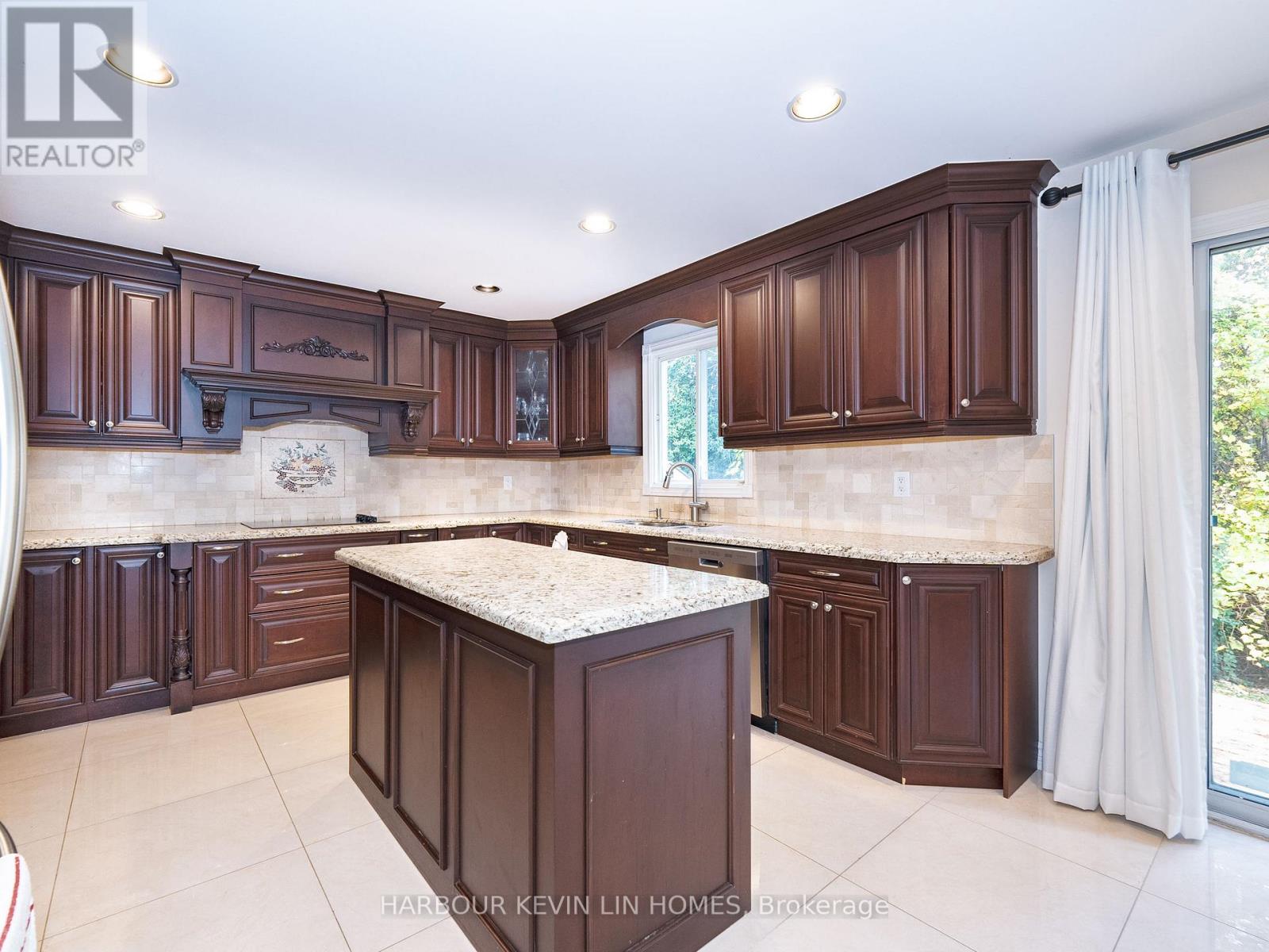 25 Pearl Gate Court, Richmond Hill, Ontario  L4B 2R2 - Photo 21 - N12472194